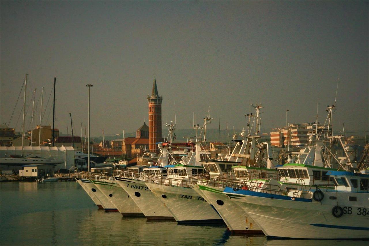Апартаменты A Due Passi Dal Mare Чивитанова-Марке Экстерьер фото