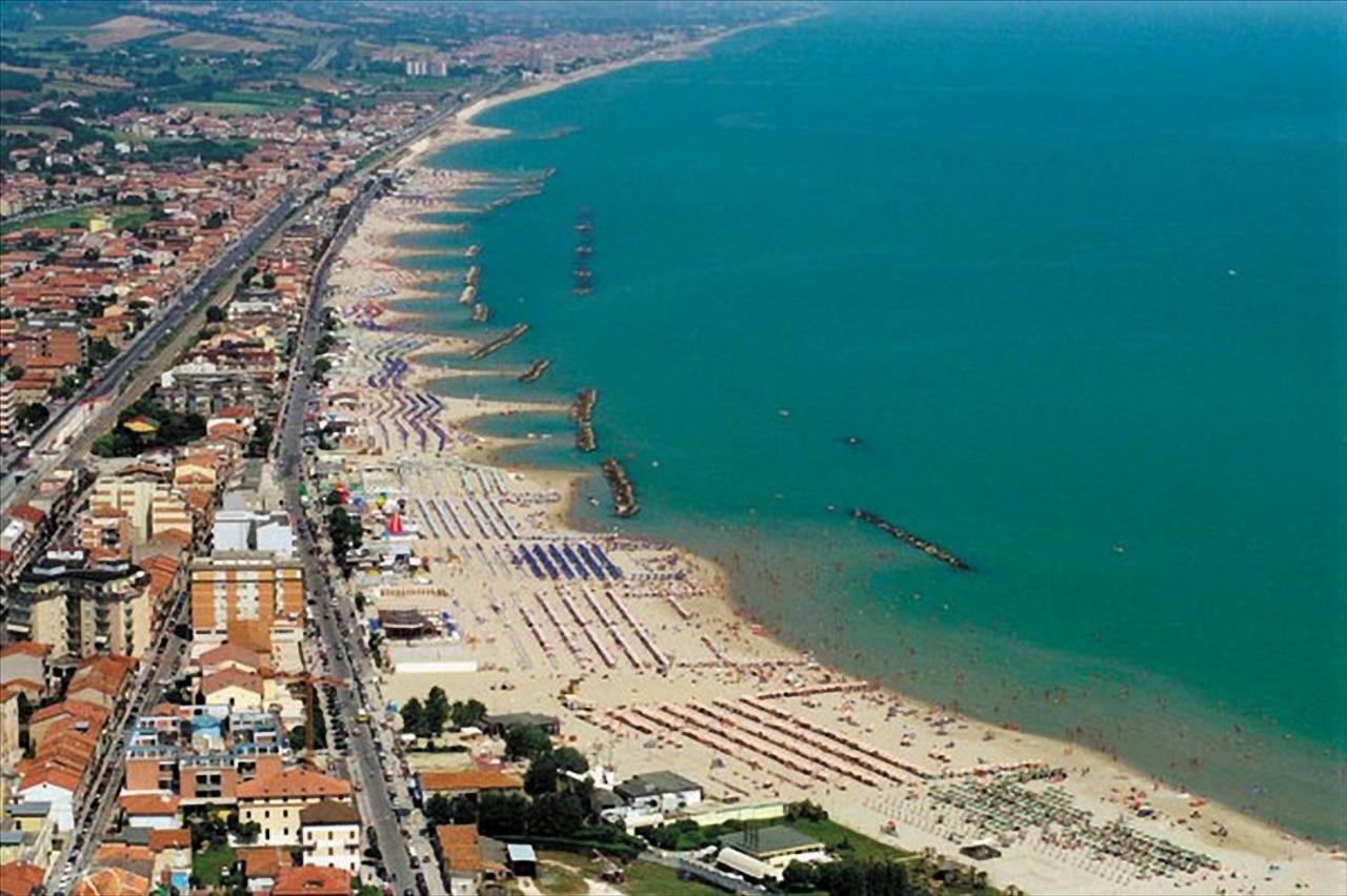 Апартаменты A Due Passi Dal Mare Чивитанова-Марке Экстерьер фото