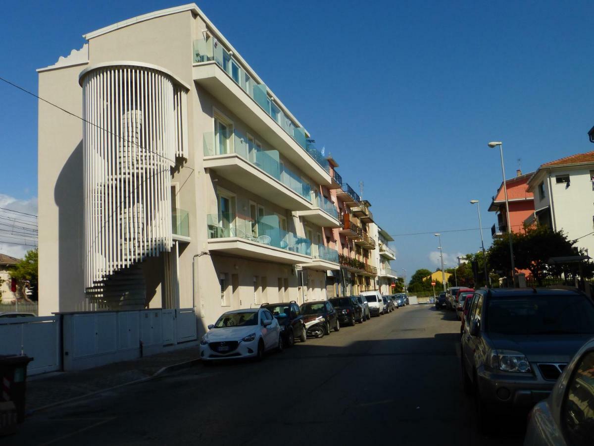 Апартаменты A Due Passi Dal Mare Чивитанова-Марке Экстерьер фото